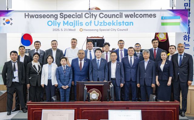 화성특례시의회 의원들이 우즈베키스탄 상·하원 의원단과 기념촬영을 하고 있다. 화성특례시의회 제공