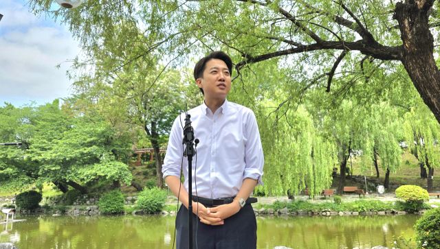 이준석 개혁신당 대선 후보가 22일 ‘학식 먹자 이준석’ 캠페인을 시작하기 앞서 인천 미추홀구 인하대학교 인경호 앞에서 기자회견을 하고 있다. 장민재 기자