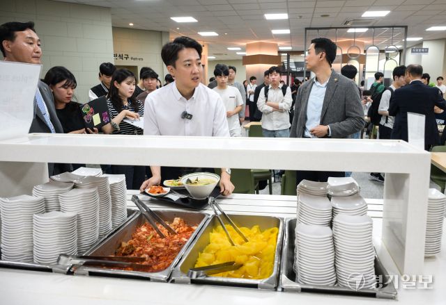 개혁신당 이준석 대선 후보가 22일 인천 미추홀구 인하대학교에서 학생들과 점심을 먹으며 대화를 나누고 있다. 윤원규기자