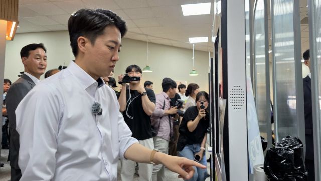 이 후보가 인하대 학생식당에서 키오스크를 이용해 식권을 구매하고 있다. 장민재 기자