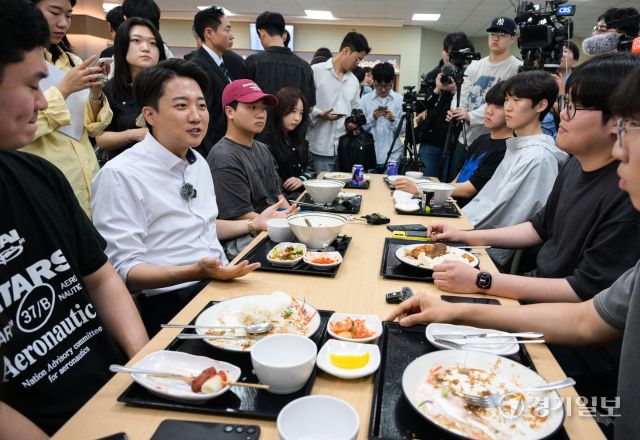 개혁신당 이준석 대선 후보가 22일 인천 미추홀구 인하대학교에서 학생들과 점심을 먹으며 대화를 나누고 있다. 윤원규기자