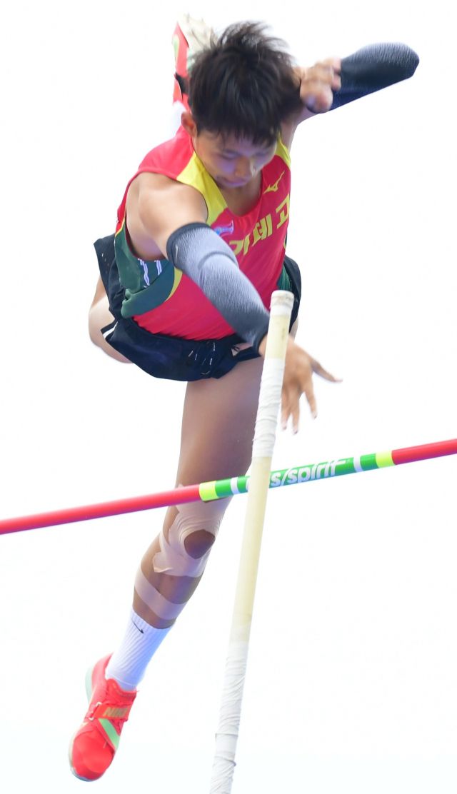 제54회 전국종별육상선수권대회 남고부 장대높이뛰기서 대회 2연패를 달성한 박재연이 힘차게 도약해 바를 넘고 있다.경기체고 제공