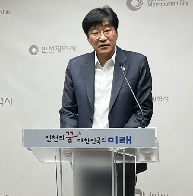 22일 인천시청 브리핑룸에서 열린 보건복지국 기자간담회에서 신병철 시 보건복지국장이 발언하고 있다. 노재영기자