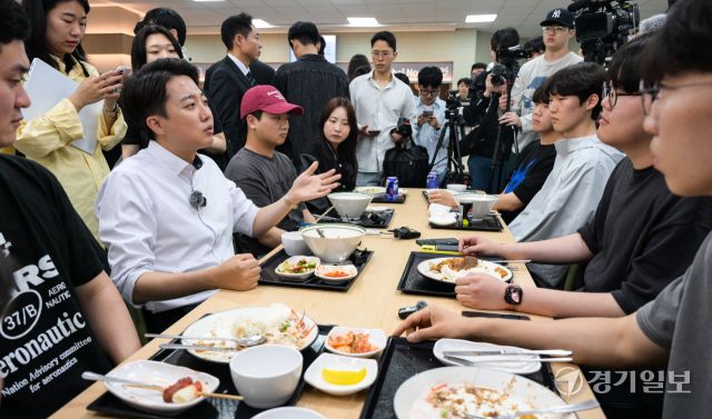 개혁신당 이준석 대선 후보가 22일 인천 미추홀구 인하대학교에서 학생들과 점심을 먹으며 대화를 나누고 있다. 윤원규기자