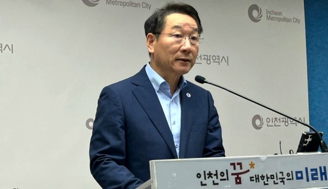 22일 인천시청 브리핑룸에서 유정복 인천시장이 백령·대청 유네스코 지질공원 지정 관련 북한 반대에 관해 입장을 표명하고 있다. 노재영기자