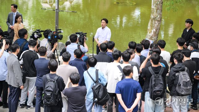 개혁신당 이준석 대선 후보가 22일 인천 미추홀구 인하대학교에서 기자들에게 발언하고 있다. 윤원규기자