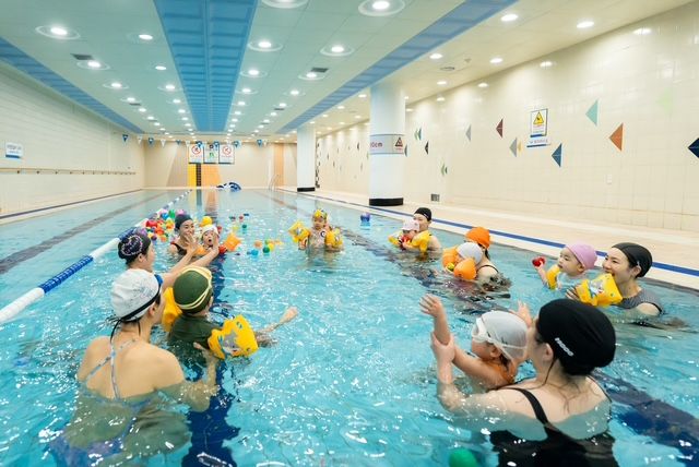 영유아와 보호자가 함께하는 수중 프로그램 ‘아기사랑 Summer Package’. 과천도시공사 제공