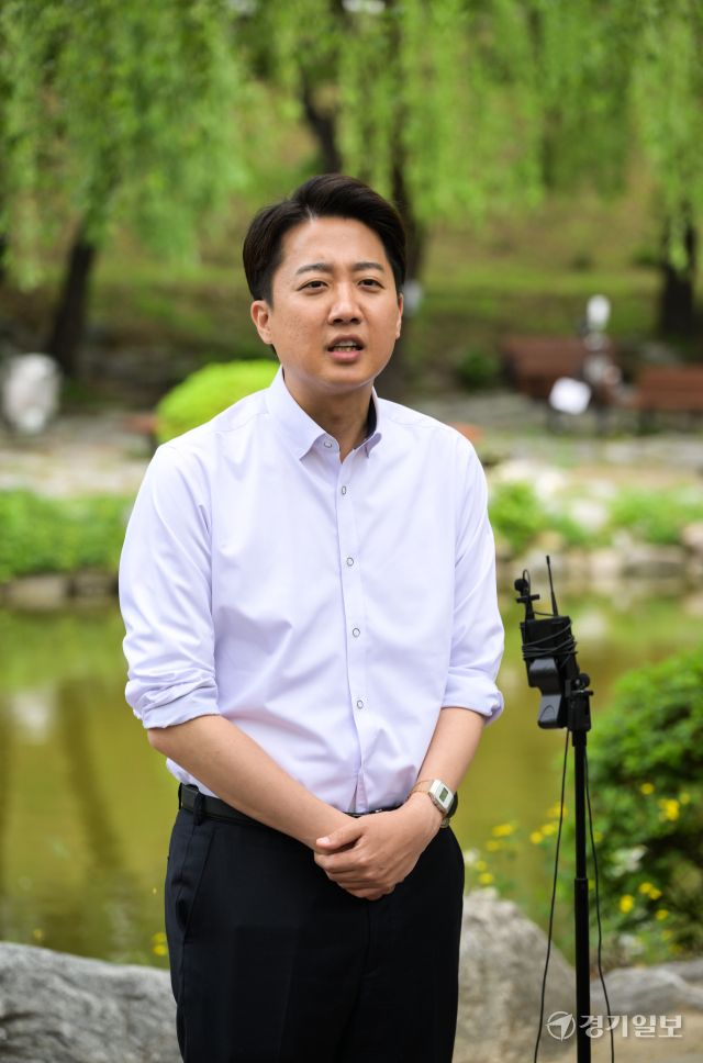 개혁신당 이준석 대선 후보가 22일 인천 미추홀구 인하대학교에서 기자들에게 발언하고 있다. 윤원규기자