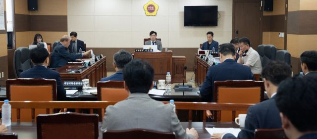 인천시의회 산업경제위원회 소위원회가 최근 산경위 회의실에서 이강구 소위원장 주재로 ‘송도국제업무지구 활성화’ 관련 제3차 회의를 하고 있다. 인천시의회 제공