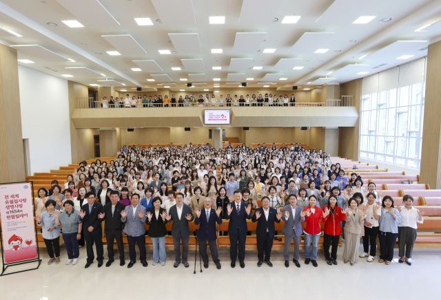 지난 21일 수원호매실 하나님의교회에서 ‘전세계 유월절사랑 생명사랑 헌혈 릴레이’가 진행된 가운데 교회 관계자 및 지역 관계자, 성도와 헌혈 참여자들이 기념촬영을 하고 있다. 수원호매실 하나님의교회 세계복음선교협회 제공