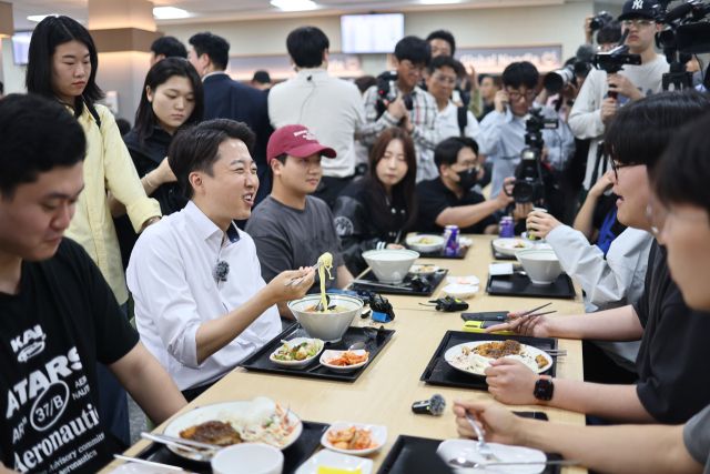 개혁신당 이준석 대선 후보가 22일 '학식먹자 이준석' 행사가 열린 인천 미추홀구 인하대학교에서 학생들과 점심을 먹으며 대화를 나누고 있다. 연합뉴스