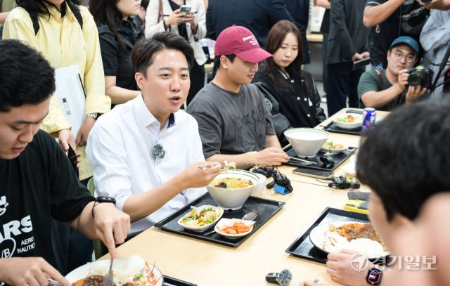 개혁신당 이준석 대선 후보가 22일 인천 미추홀구 인하대학교에서 학생들과 점심을 먹으며 대화를 나누고 있다. 윤원규기자