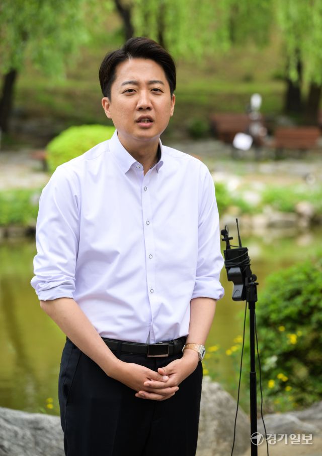 개혁신당 이준석 대선 후보가 22일 인천 미추홀구 인하대학교에서 기자들에게 발언하고 있다. 윤원규기자