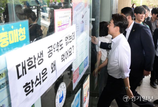 개혁신당 이준석 대선 후보가 22일 인천 미추홀구 인하대학교 학생식당으로 향하고 있다. 윤원규기자