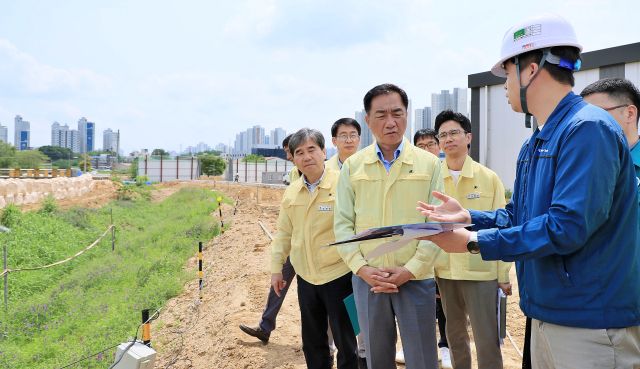 전날 평택 모곡동 중부권버스차고지 공사현장에서 정장선 시장과 관계자들이 여름철 자연재난 피해를 방지하기 위한 현장 점검을 진행하고 있다. 평택시 제공
