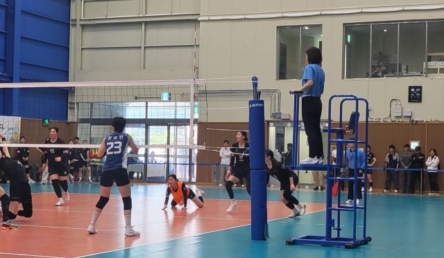 제71회 경기도체육대회 배구 여자부 경기가 열린 가평 설악생활형 국민체육센터에는 관중석이 없어 시·군 선수단 관계자와 관중들이 벽에 기대어 서서 경기를 지켜보고 있다.황선학기자