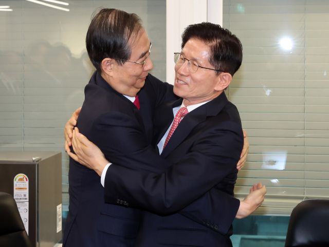 (왼쪽부터)한덕수 전 국무총리와 국민의힘 김문수 대선 후보. 연합뉴스