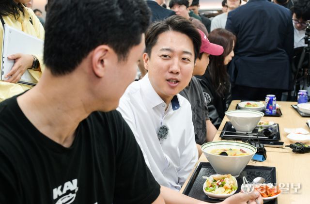 개혁신당 이준석 대선 후보가 22일 인천 미추홀구 인하대학교에서 학생들과 점심을 먹으며 대화를 나누고 있다. 윤원규기자
