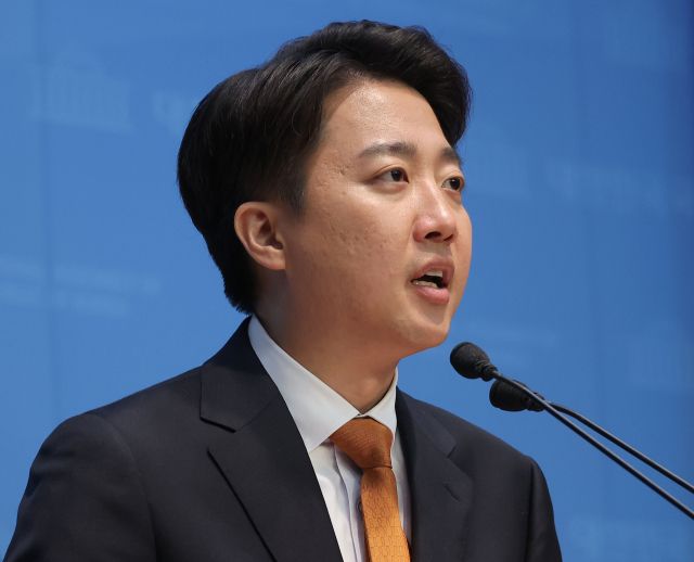 개혁신당 이준석 대선 후보가 22일 서울 여의도 국회 소통관에서 국민의힘 김문수 대선 후보와의 단일화 요구에 대한 입장 발표 기자회견을 하고 있다. 연합뉴스