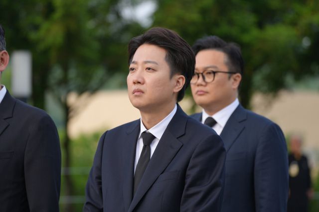 개혁신당 이준석 대선 후보가 23일 경남 김해시 진영읍 봉하마을을 방문해 노무현 전 대통령 묘역을 참배하고 있다. 연합뉴스