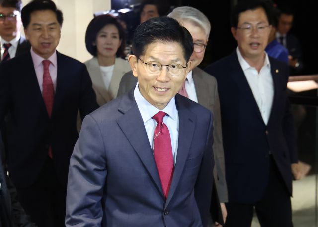 국민의힘 김문수 대선 후보가 23일 중구 더플라자호텔 서울에서 열린 2025년 제3회 국가와 민족을 위한 조찬기도회에 참석하는 모습. 연합뉴스