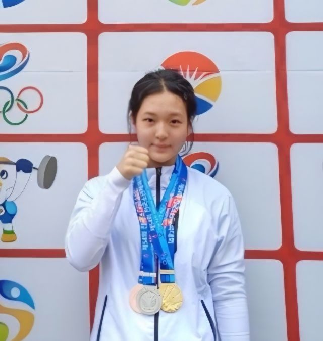 역도 여자 중등부 59㎏급 용상에서 금메달을 따낸 한지민. 청라중 제공