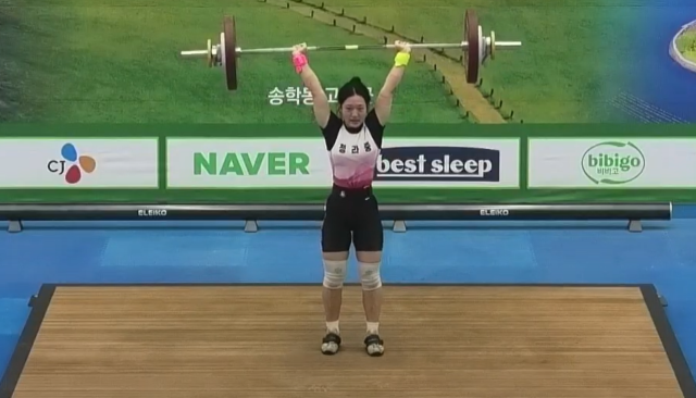 24일 경남 고성역도경기장에서 열린 제54회 전국소년체육대회 역도 여자 중등부 59㎏급 용상에서 한지민(청라중)이 힘차게 바벨을 들어올리고 있다.인천시체육회 제공
