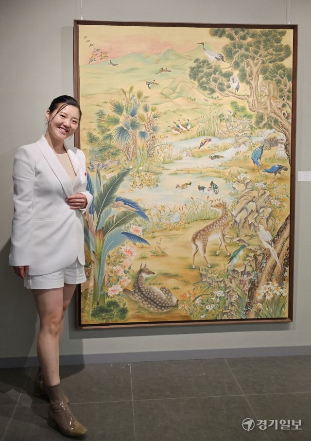 24일 평택 프리퍼갤러리에서 열린 비토문화회의 전시 ‘뭇별 展’, 문희란 대표 작가가 자신의 작품 앞에서 기념 촬영을 하고 있다. 윤동현 기자.