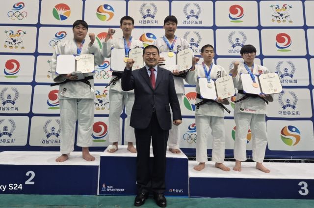 제54회 전국소년체육대회 유도에서 입상한 경기도 중등부 선수들이 시상식 후 서정복 경기도유도회장과 기념촬영을 하고 있다.황선학기자