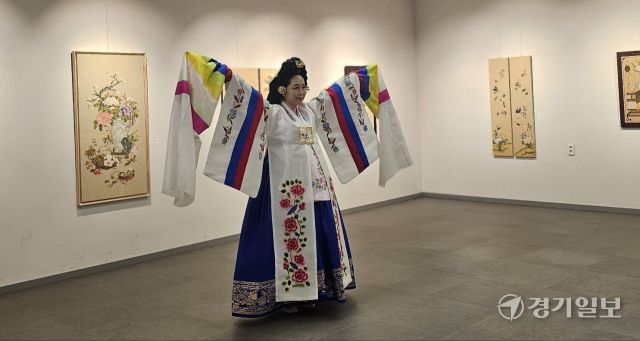 24일 평택 프리퍼갤러리에서 열린 전시회 ‘뭇별 展’, 오프닝 리셉션을 통해 비토문화회 회원이 태평무를 선보이고 있다. 윤동현 기자