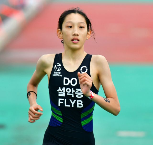 철인3종 여자 중등부 개인전 우승 도연주.설악중 제공