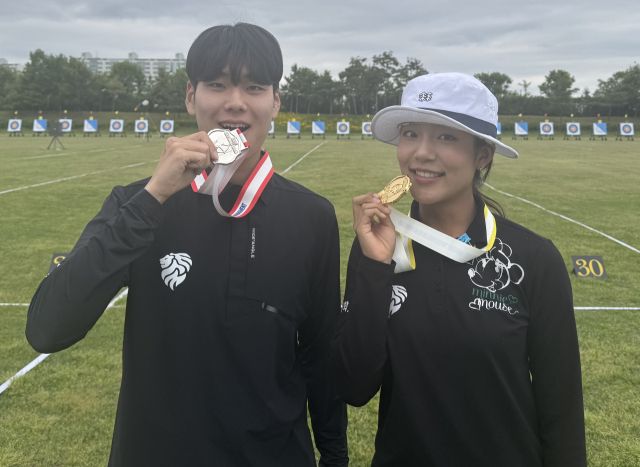 ‘2025 계양구청장배 국제양궁대회’에서 여자 개인전 우승을 차지한 김세연(오른쪽)과 남자부 2위를 차지한 후배 김예찬이 퍼포먼스를 하고 있다.경희대 제공