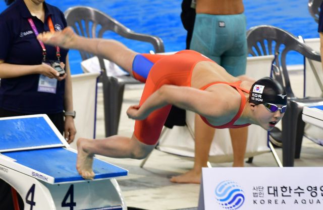 24일 경남 창원실내수영장에서 열린 제54회 전국소년체육대회 수영 여중부 100m 결승서 우승한 이원(경기체중)이 힘차게 출발하고 있다.경기체중 제공