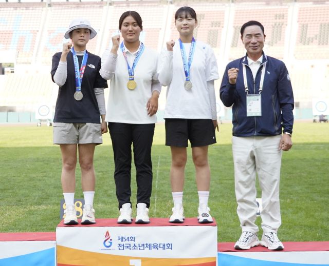 여중부 40m서 부별신기록으로 우승한 한정연(왼쪽 두번째)이 시상식 후 기념촬영을 하고 있다.경기도양궁협회 제공