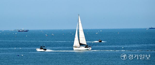 모처럼 맑은 날씨를 보인 25일 인천 영종도 왕산을 찾은 관광객들과 시민들이 휴일 바다의 정취를 즐기고 있다. 조병석기자