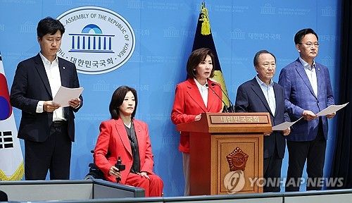 (서울=연합뉴스) 김주형 기자 = 국민의힘 김문수 대통령후보 직속 사법독립수호·독재저지 투쟁위원회 위원장인 나경원 의원과 유상범, 최보윤 의원 등이 25일 서울 여의도 국회 소통관에서 "민주당 사법장악 만행 및 전국법관대표회의" 관련 기자회견을 하고 있다. 2025.5.25 kjhpress@yna.co.kr