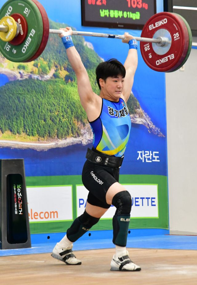 25일 경남고성역도경기장에서 벌어진 제54회 전국소년체육대회 역도 남중부 61㎏급서 3관왕에 오른 김예준(경기체중)이 용상 2차 시기서 103㎏을 들어올리고 있다.경기체중 제공