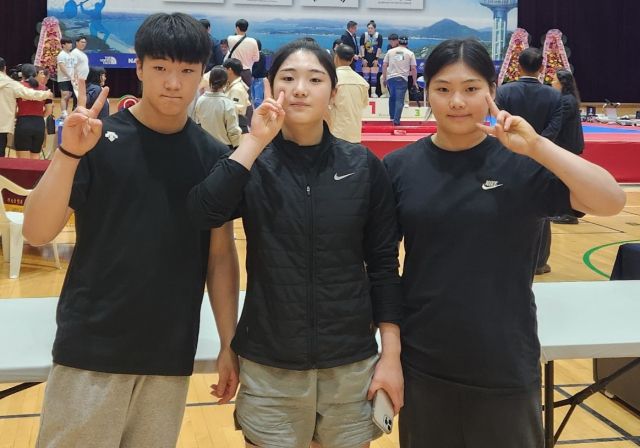 2년 간격으로 전국소년체육대회 역도서 다관왕에 오른 ‘역도家 삼남매’. 왼쪽부터 김예준·예빈·예서.선수 제공