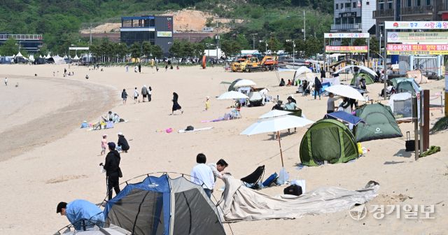 모처럼 맑은 날씨를 보인 25일 인천 영종도 왕산을 찾은 관광객들과 시민들이 휴일 바다의 정취를 즐기고 있다. 조병석기자