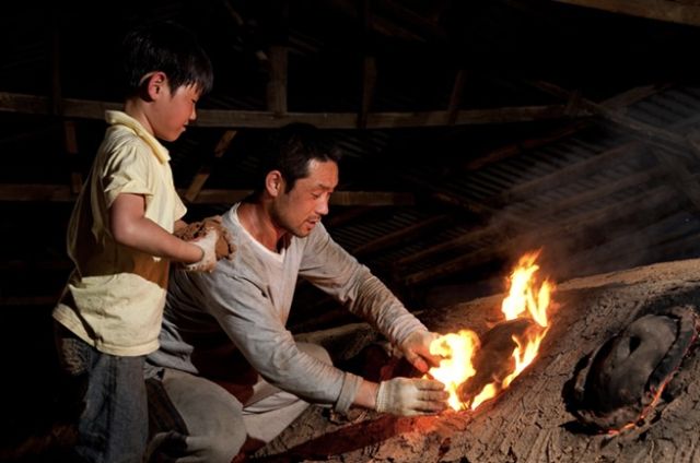 희건씨(오른쪽)가 8살이던 지난 2010년 아버지(왼쪽)이자 김용호 현 경기도무형유산 옹기장 보유자와 옹기 제작을 하고 있는 모습. 본인 제공