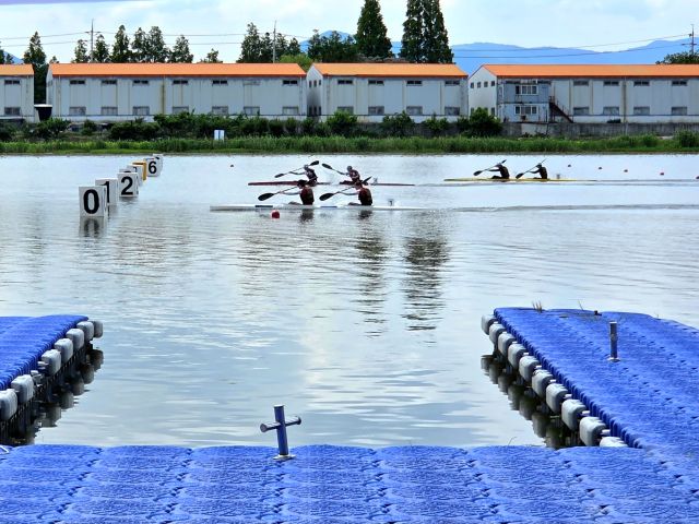 25일 김해카누경기장에서 카누 남중부 K2(500m) 경기에 출전한 인천 선수들이 노를 젓고 있다. 박귀빈기자