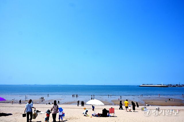 모처럼 맑은 날씨를 보인 25일 인천 영종도 왕산을 찾은 관광객들과 시민들이 휴일 바다의 정취를 즐기고 있다. 조병석기자