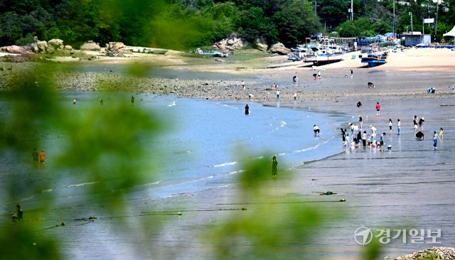모처럼 맑은 날씨를 보인 25일 인천 영종도 왕산을 찾은 관광객들과 시민들이 휴일 바다의 정취를 즐기고 있다. 조병석기자