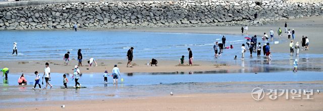 모처럼 맑은 날씨를 보인 25일 인천 영종도 왕산을 찾은 관광객들과 시민들이 휴일 바다의 정취를 즐기고 있다. 조병석기자