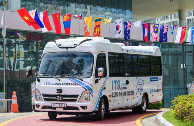 26일 오전 수원컨벤션센터 인근에서 자율주행차량들이 시험운행을 하고 있다. 수원특례시는 ‘2025 수원 ITS 아태총회’ 기간인 오는 28일부터 30일까지 수원컨벤션센터부터 광교중앙역, 홍재교삼거리, 센트럴파크로사거리까지 3.2km 노선을 순환하는 자율주행차량을 운행할 예정이다. 윤원규기자