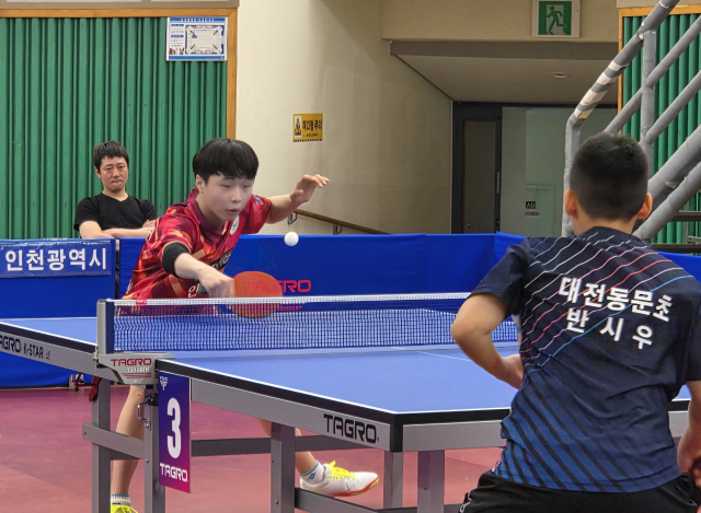 26일 양산실내체육관에서 열린 탁구 남초부 개인전서 박찬용(인천 남부초)이 경기를 펼치고 있다.박귀빈기자