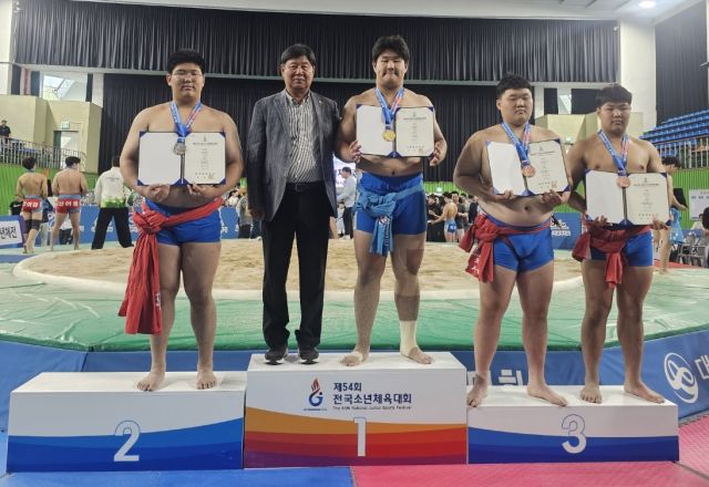 제54회 전국소년체육대회 씨름 중등부 장사급에서 우승한 양현우가 시상대 가장 높은 곳에서 기념촬영을 하고 있다.경기도씨름협회 제공