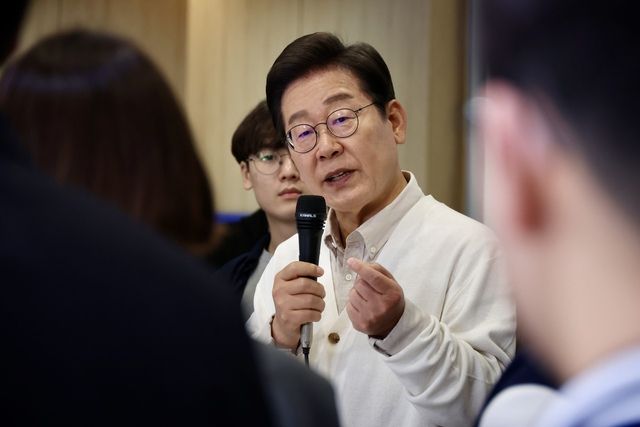 더불어민주당 이재명 대선 후보가 26일 수원시 영통구 아주대학교 혁신공유라운지에서 청년 정책을 논의하기 위해 대학생들과 간담회를 하고 있다. 연합뉴스