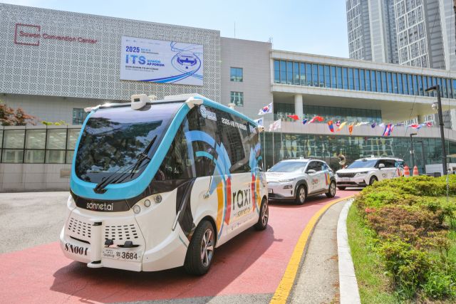 26일 오전 수원컨벤션센터 인근에서 자율주행차량들이 시험운행을 하고 있다. 수원특례시는 ‘2025 수원 ITS 아태총회’ 기간인 오는 28일부터 30일까지 수원컨벤션센터부터 광교중앙역, 홍재교삼거리, 센트럴파크로사거리까지 3.2km 노선을 순환하는 자율주행차량을 운행할 예정이다. 윤원규기자