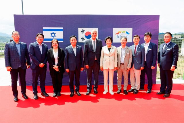 이천시 김경희 시장(왼쪽다섯번째)이 주한 이스라엘 대사관과 드론에 대한 신기술 국제화에 협력 방안을 논의하는 간담회를 가졌다 이천시 제공.